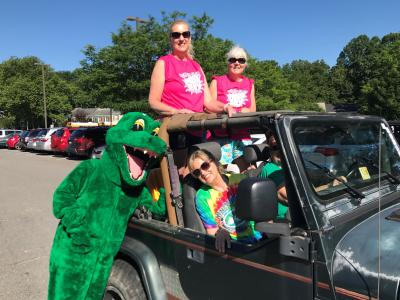 photo of mascot with 3 teachers in car